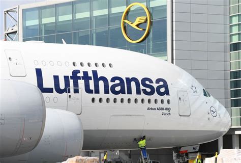 Lufthansa cancels 800 flights Tuesday in German .